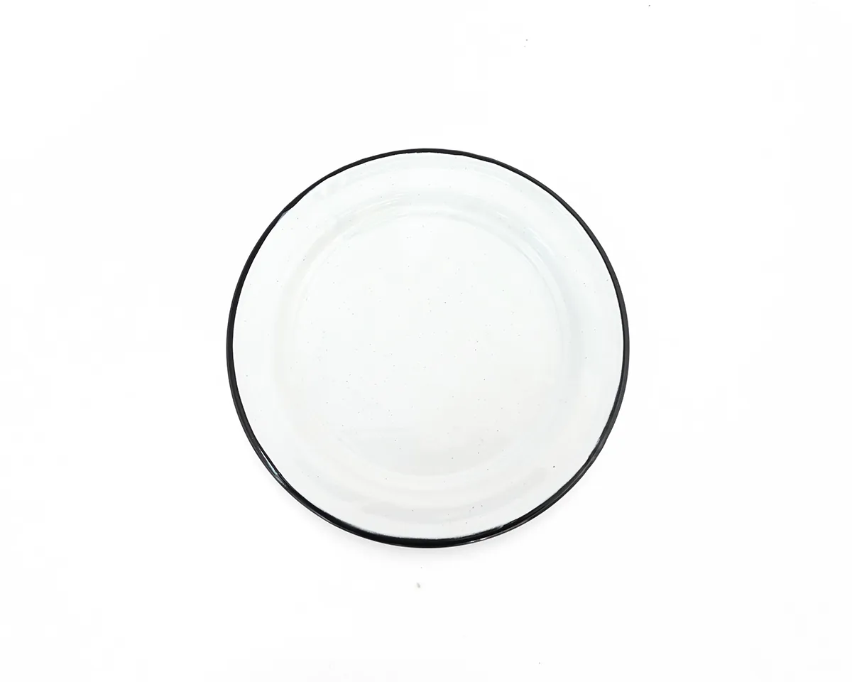 Assiette plate émaillée, finition blanc bordé de noir