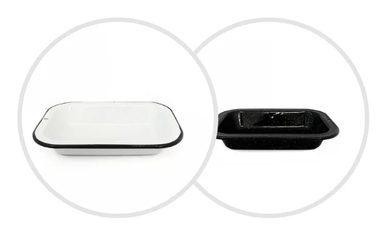 Plateau four rectangulaire émaillé, en blanc bordé de noir et en noir moucheté