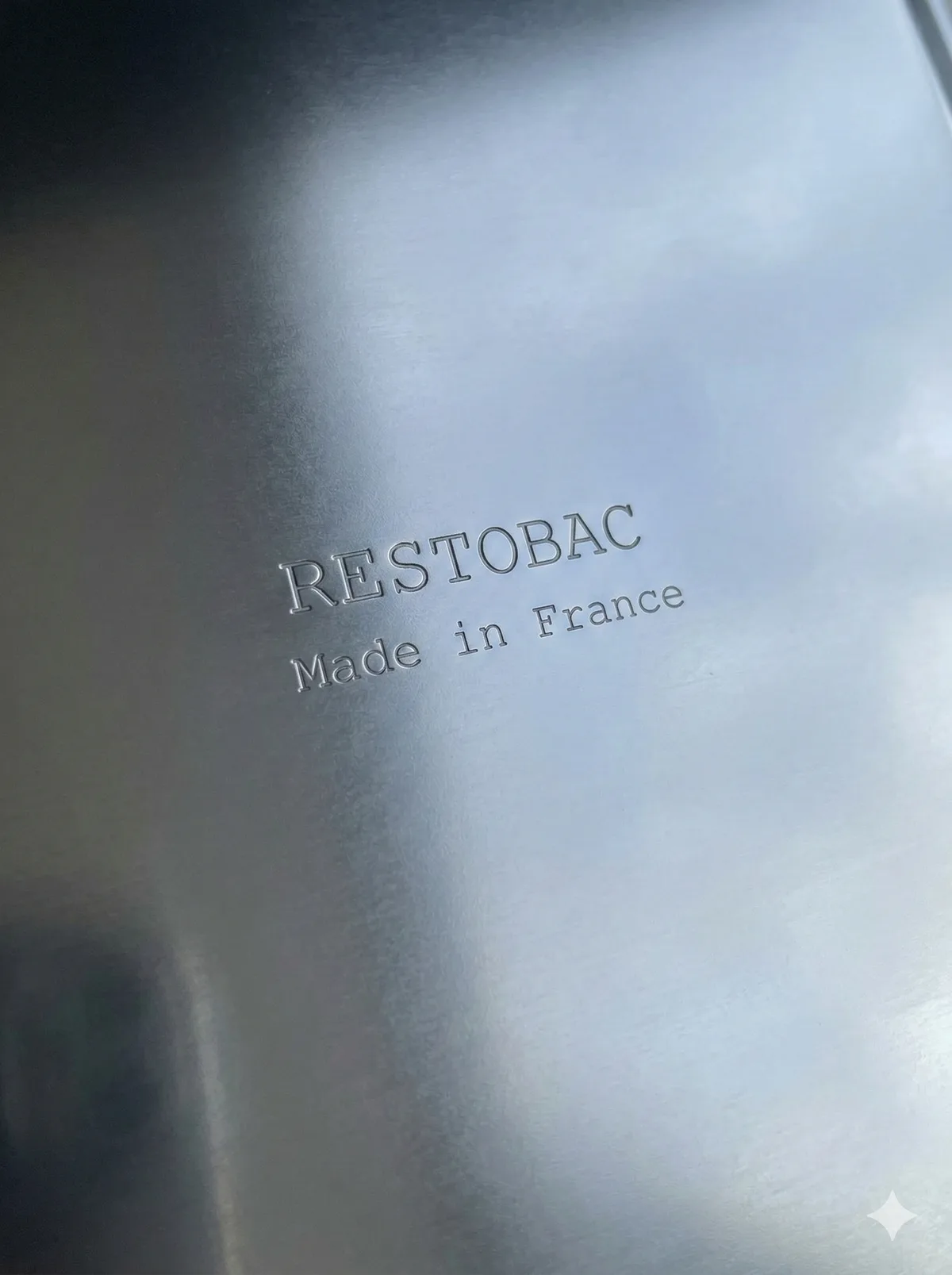 Gravure RESTOBAC Made in France dans l'inox brossé d'un bac gastronorme